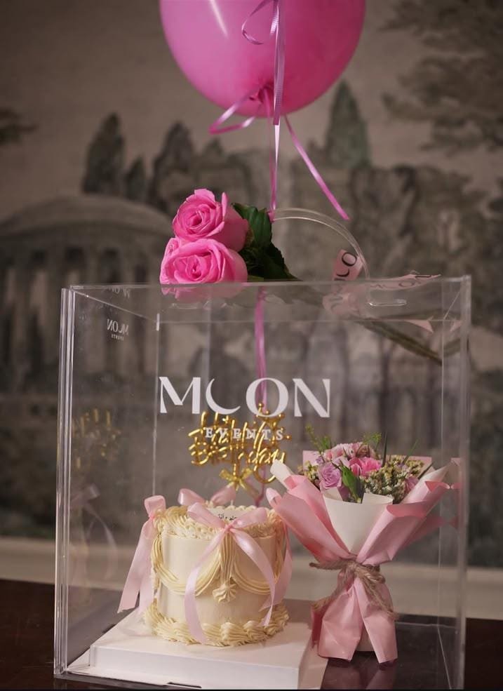 بوكس الكيك + باقة مصغرة + 2 بالون + ورد Cake box with mini bouquet, 2 balloons, and roses